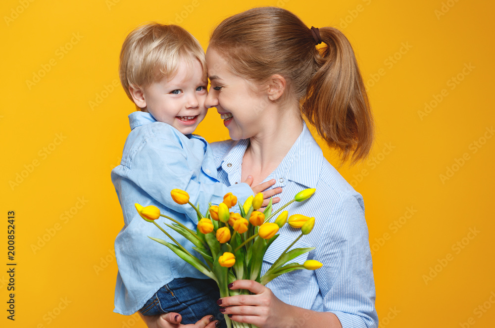 母亲节的概念。彩色背景上有花的母子。