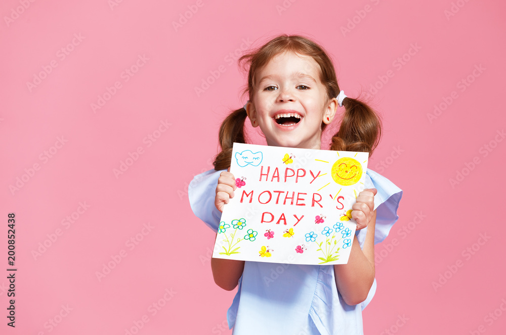 母亲节的概念。彩色背景明信片上快乐大笑的小女孩