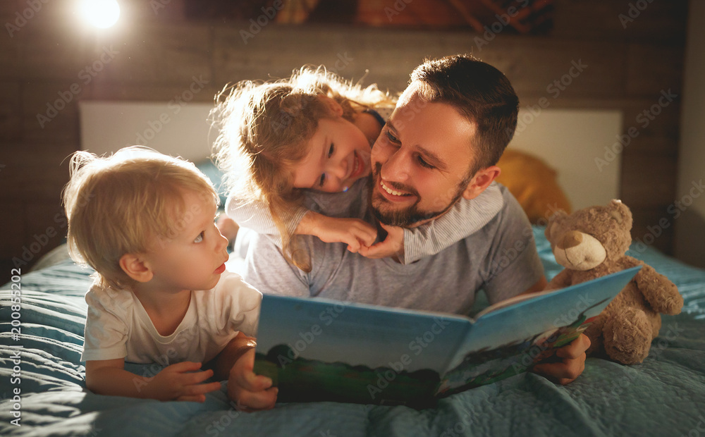 晚上家庭阅读。父亲阅读孩子。睡前看书。
