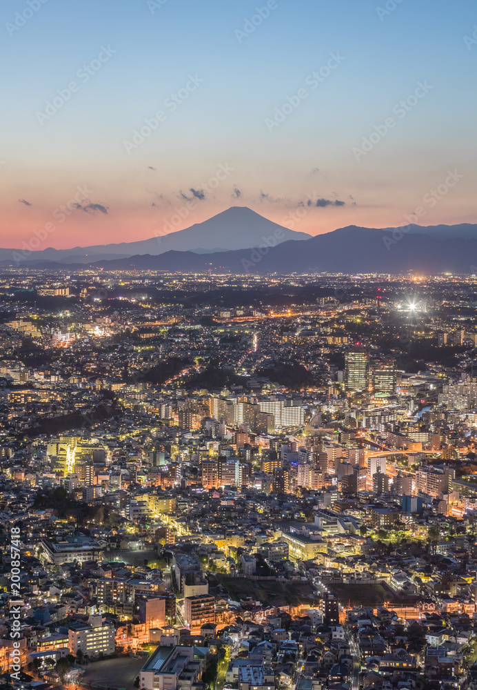 冬季傍晚的横滨市和富士山