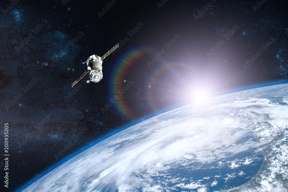 蓝色星球地球。航天器发射到太空。这张图片的元素由NASA提供。