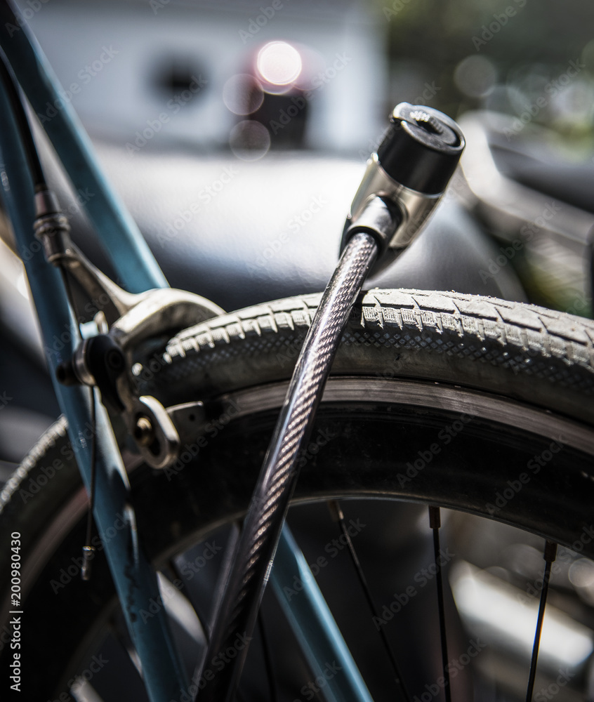 自行车车轮上的金属锁