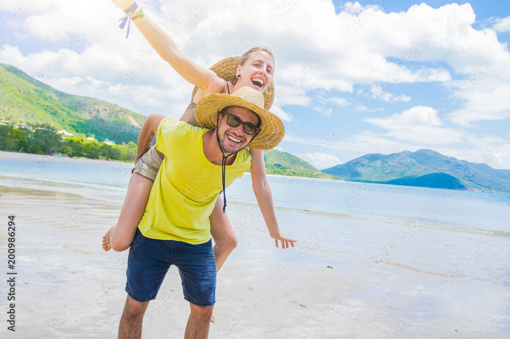 一对情侣在热带岛屿度假时玩得很开心的肖像。