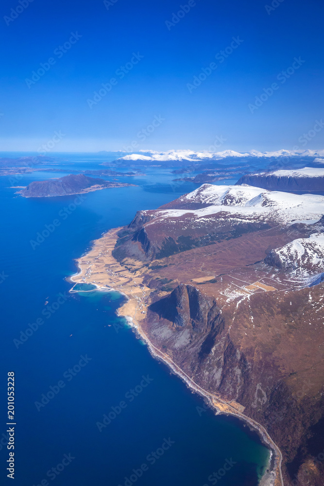 从飞机上俯瞰白雪皑皑的挪威海岸线