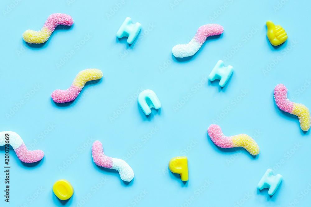 蓝色背景的糖果和糖俯视图图案