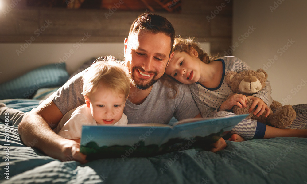 晚间家庭阅读。父亲阅读孩子。睡前读书。