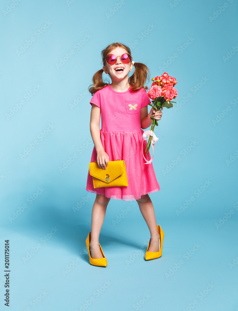 彩色背景下穿着大妈妈鞋的有趣童女时尚达人