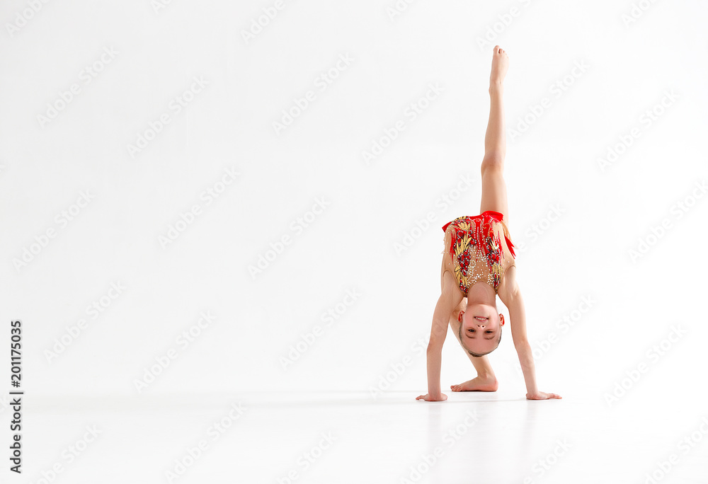 女子体操运动员在白底上进行艺术体操运动