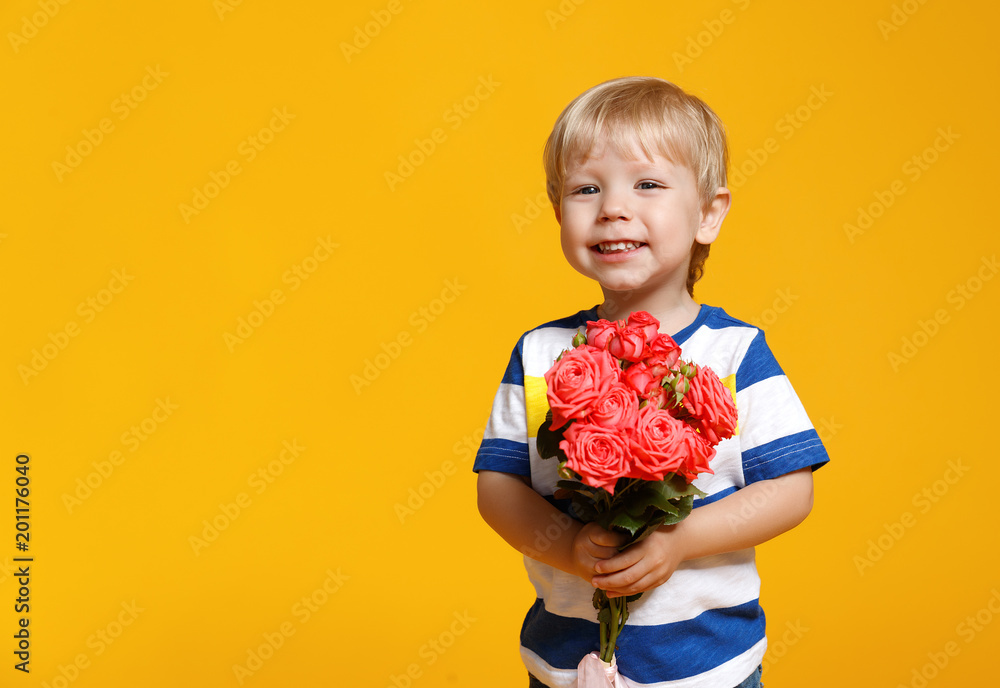彩色背景上有花束的有趣男婴