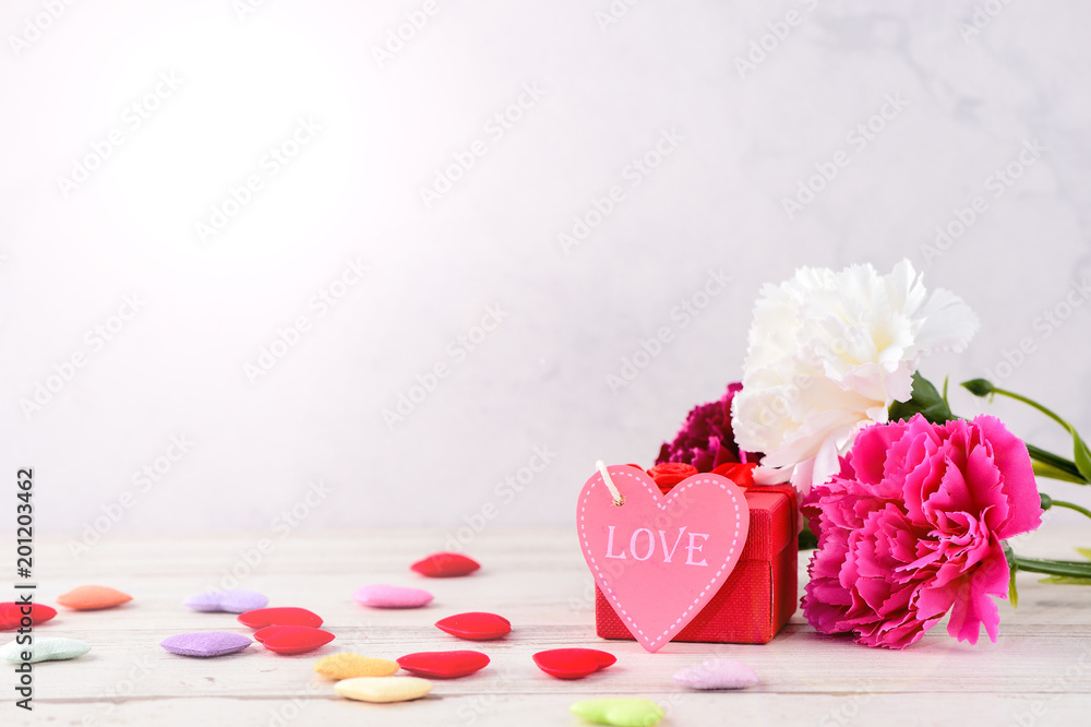 五月母亲节康乃馨花束，带爱心和礼物，空白文本，粉红色