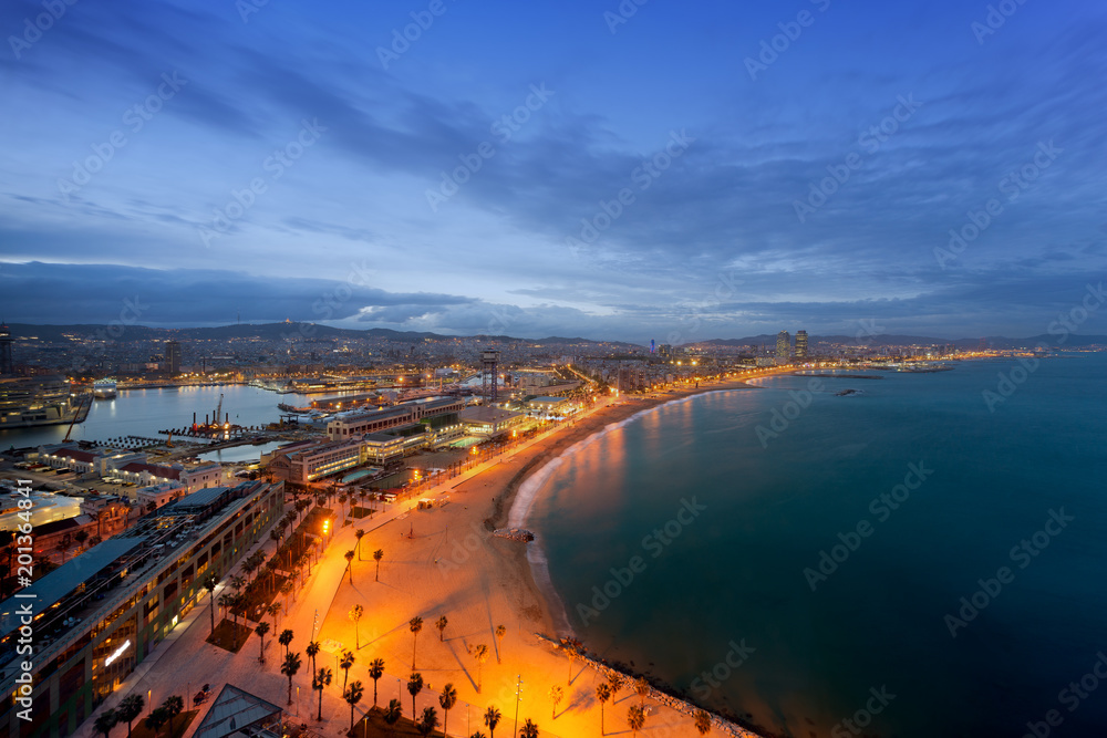 西班牙巴塞罗那海滨夏日夜晚的巴塞罗那海滩鸟瞰图。地中海