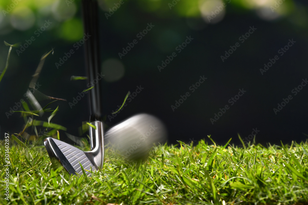 高尔夫球手在高尔夫球场上用球杆击球