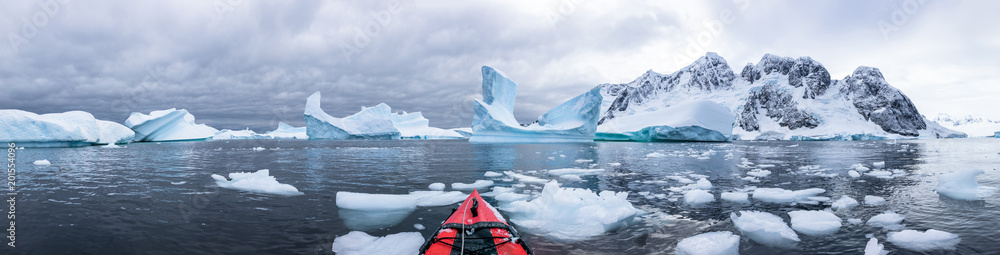 南极洲冰山墓地皮划艇全景