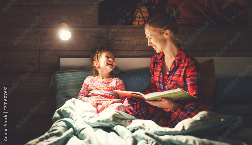 妈妈和孩子睡觉前在床上看书