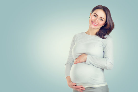怀孕的快乐女人抚摸她的肚子。怀孕的中年妇女画像。健康怀孕总结