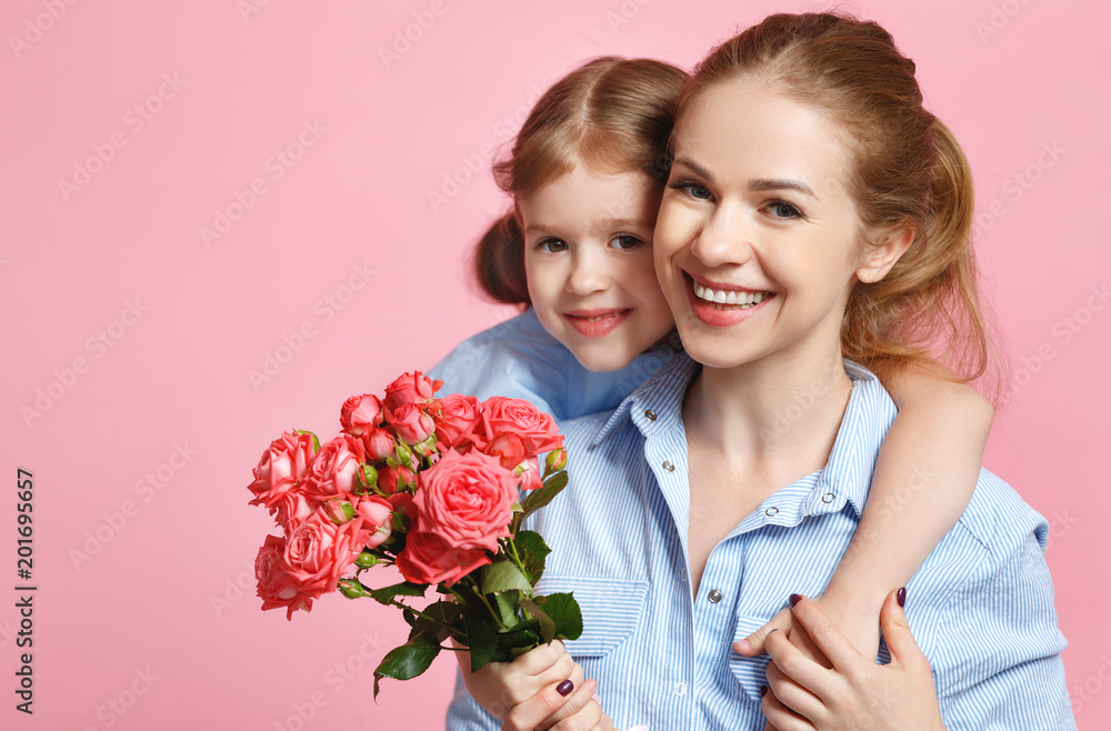 母亲节的概念。彩色背景上有花的母亲和孩子
