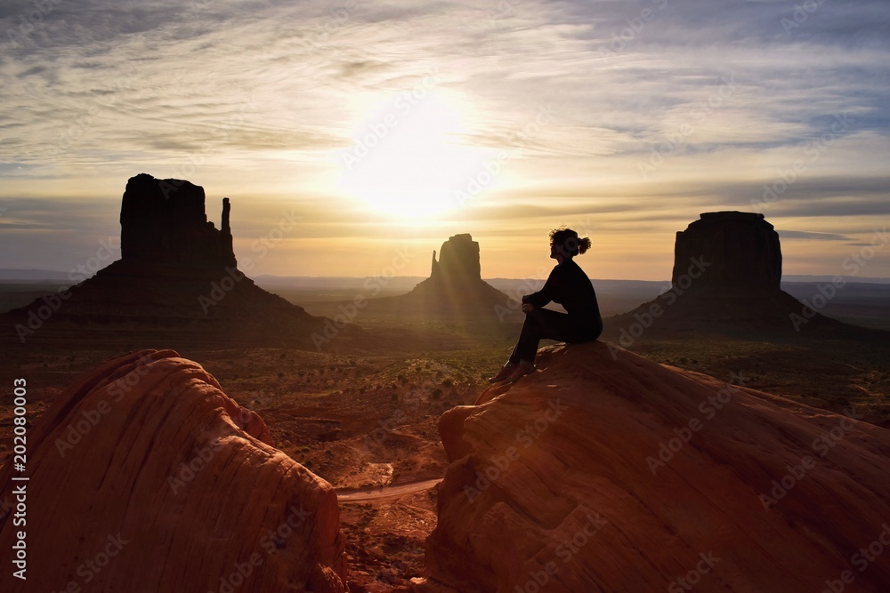 穆努蒙特山谷，女徒步旅行者的剪影，观看美丽的美国沙漠景观