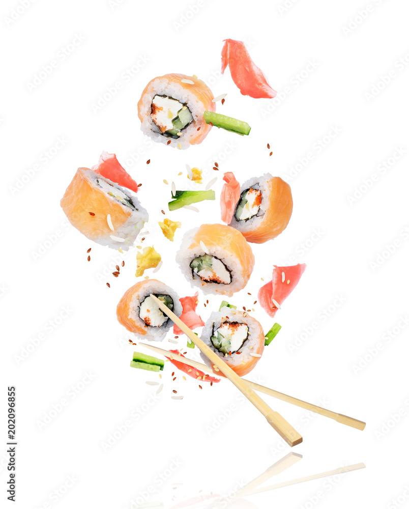 白色背景下用筷子在空气中冷冻的新鲜寿司