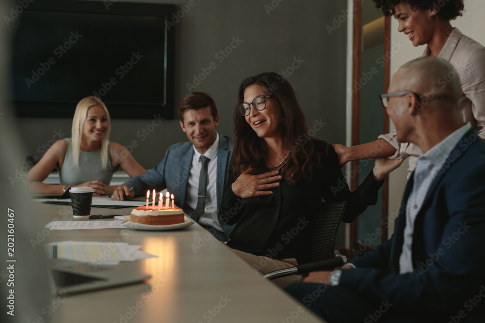 业务团队在办公室庆祝同事生日