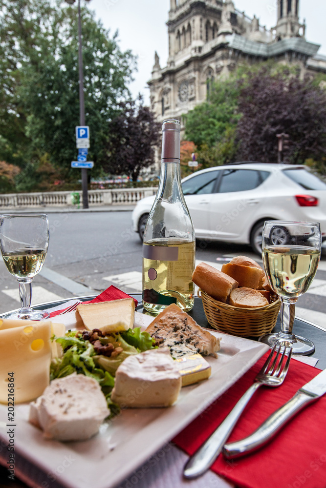 巴黎人和游客在法国巴黎的咖啡馆享用美食和饮料，荤素搭配