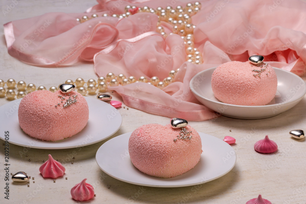 明亮背景下心形的美味蛋奶酥蛋糕。浪漫约会的礼物。