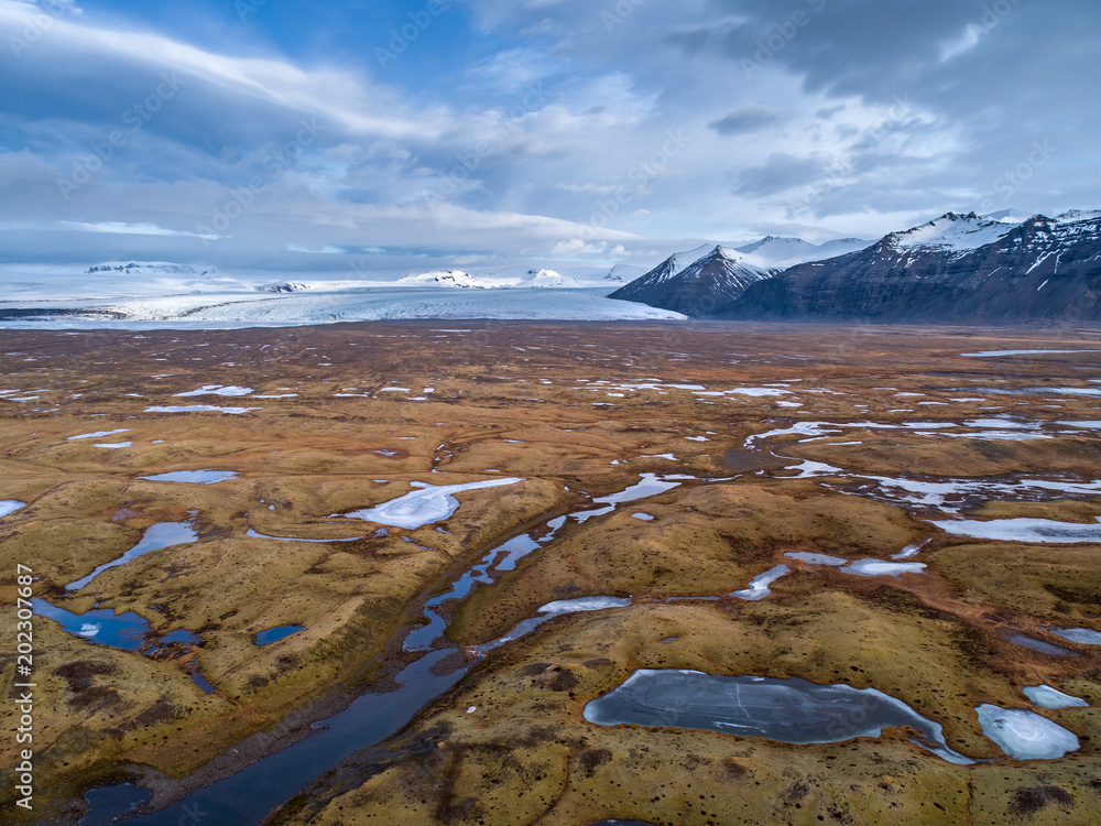 冰岛冰川和山脉景观鸟瞰图