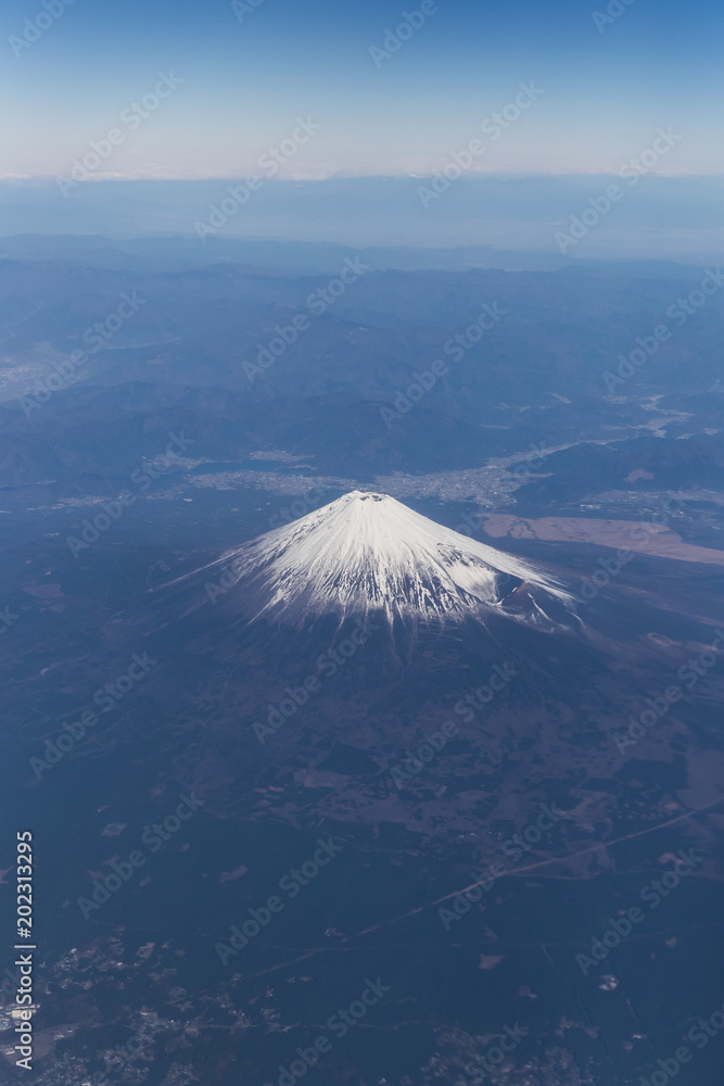 冬季有雪的富士山顶，从东京起飞后在飞机上拍摄