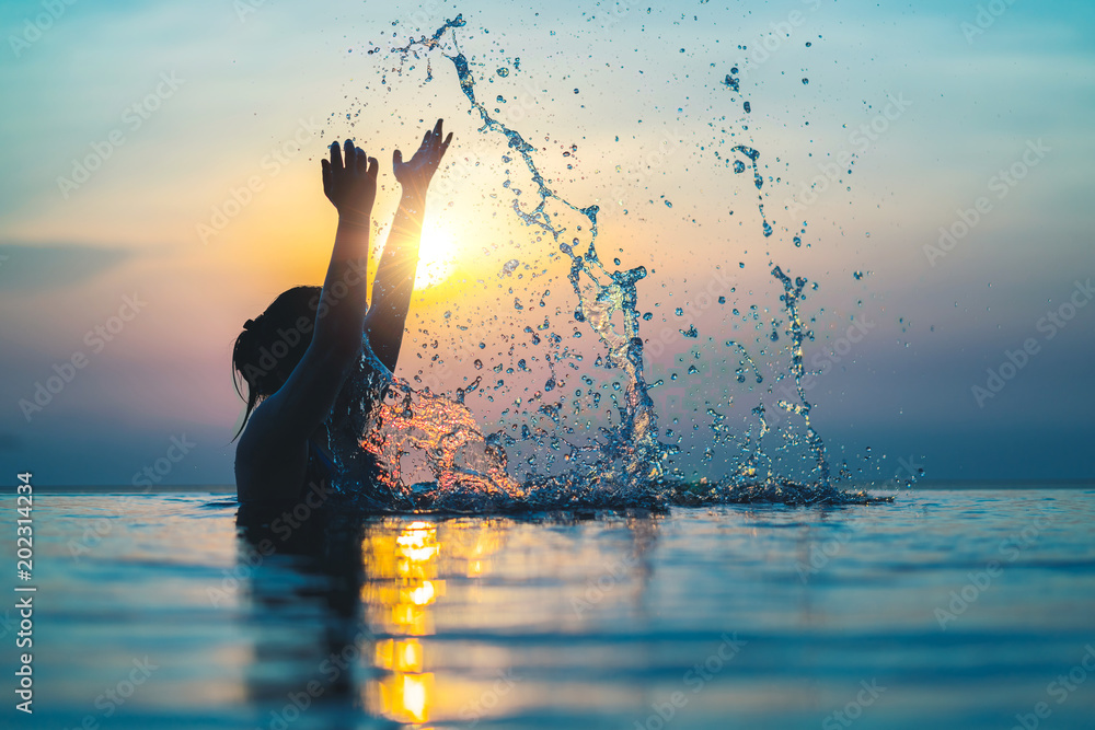 亚洲女性的黑色轮廓在暑假假期泼水，穿着无边泳衣放松