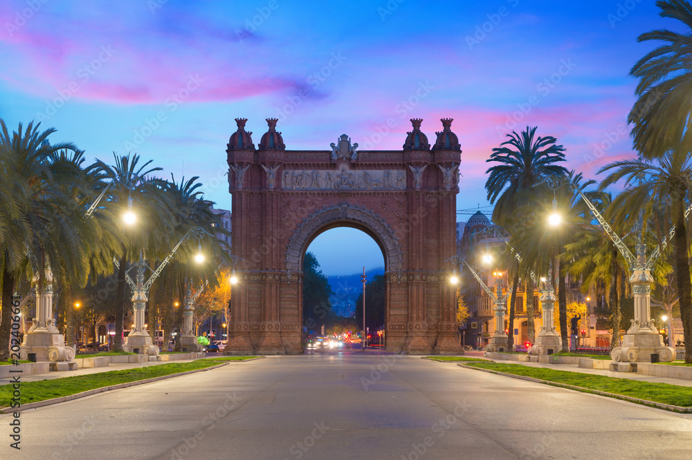 西班牙加泰罗尼亚巴塞罗那市夜晚的凯旋门。拱门用r建造