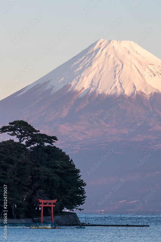 静冈县伊豆市的富士山和冬季的日本海