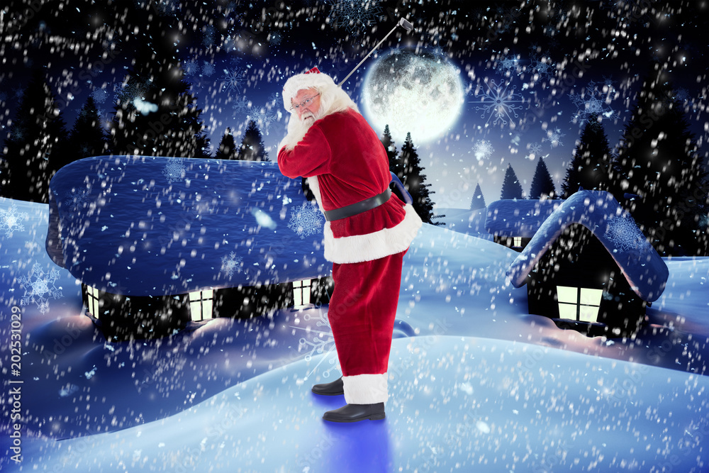满月下，圣诞老人挥杆对抗白雪覆盖的村庄