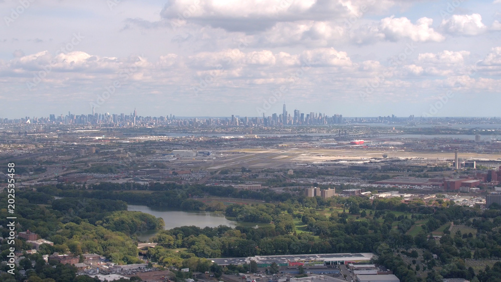 空中飞航：在豪华郊区上空飞向著名的纽约市天际线