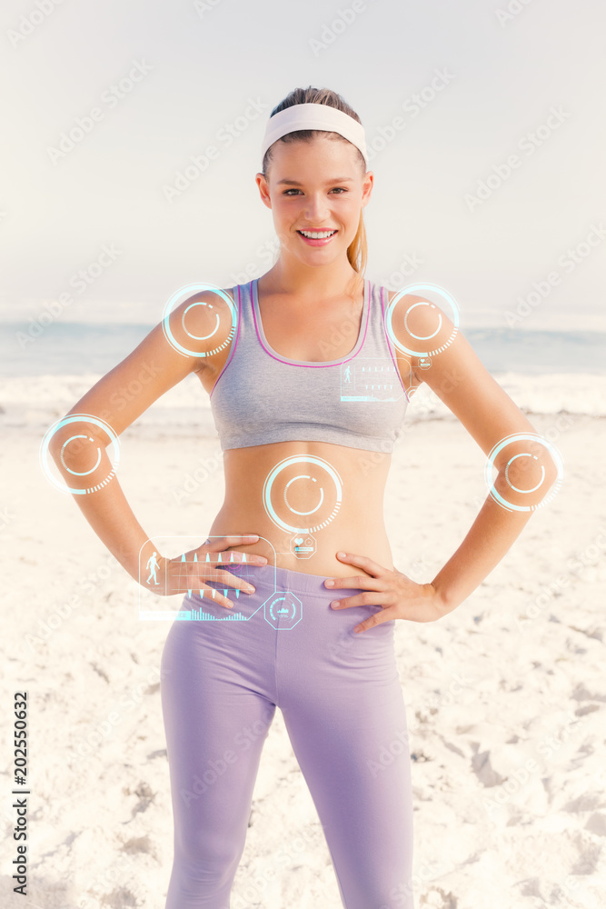 海滩上的运动金发女郎对着健身界面对着镜头微笑