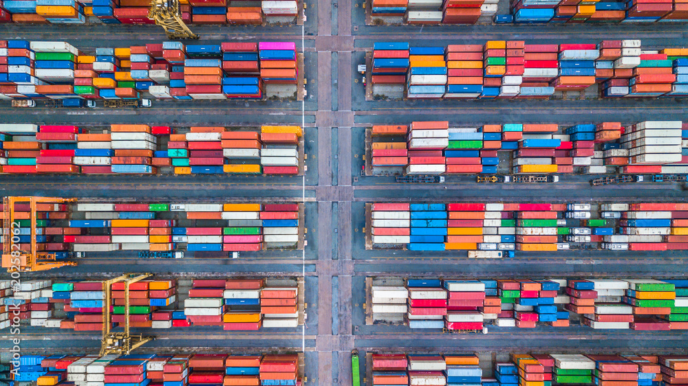 货运集装箱成排堆叠的鸟瞰图，进出口业务和物流中的集装箱