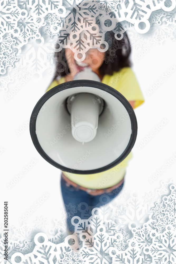 一名年轻女子手持扩音器，对着银色雪花的特写