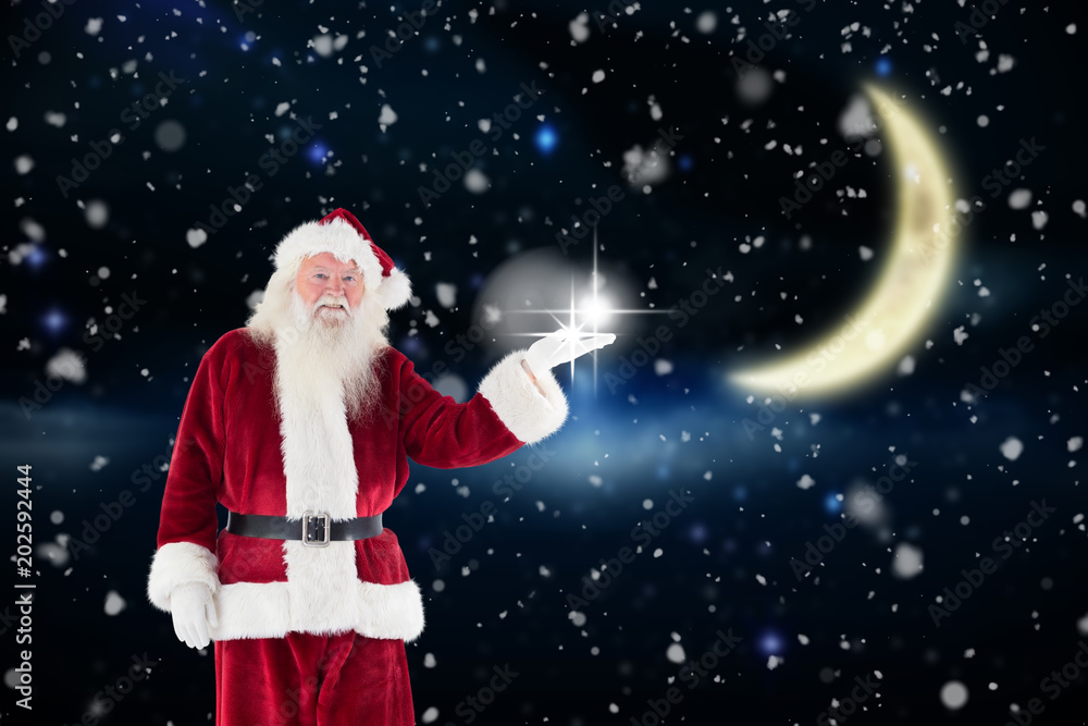 圣诞老人对着夜空中的新月向镜头展示了一些东西