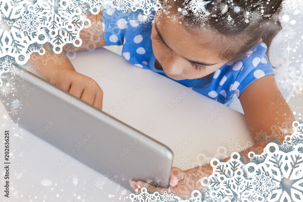 一个女孩在雪地上使用数字平板电脑的特写