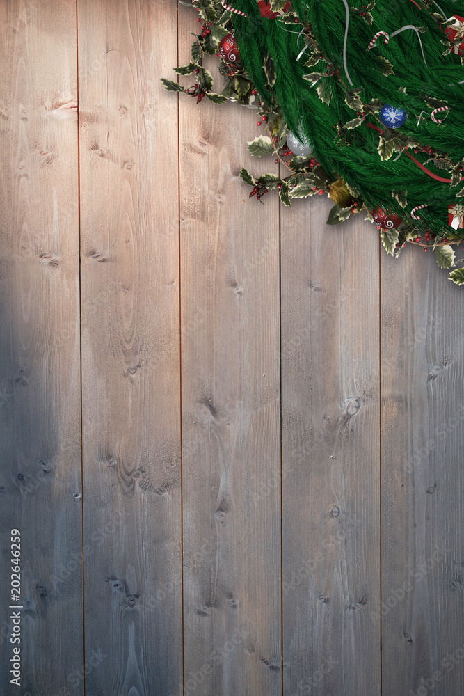 以漂白木板为背景的节日圣诞花环
