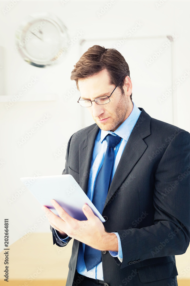 商人用笔记本电脑对着空办公室使用平板电脑