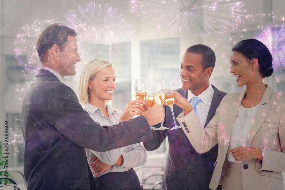 商业团队用香槟庆祝，并在黑色烟花绽放的背景下举杯庆祝