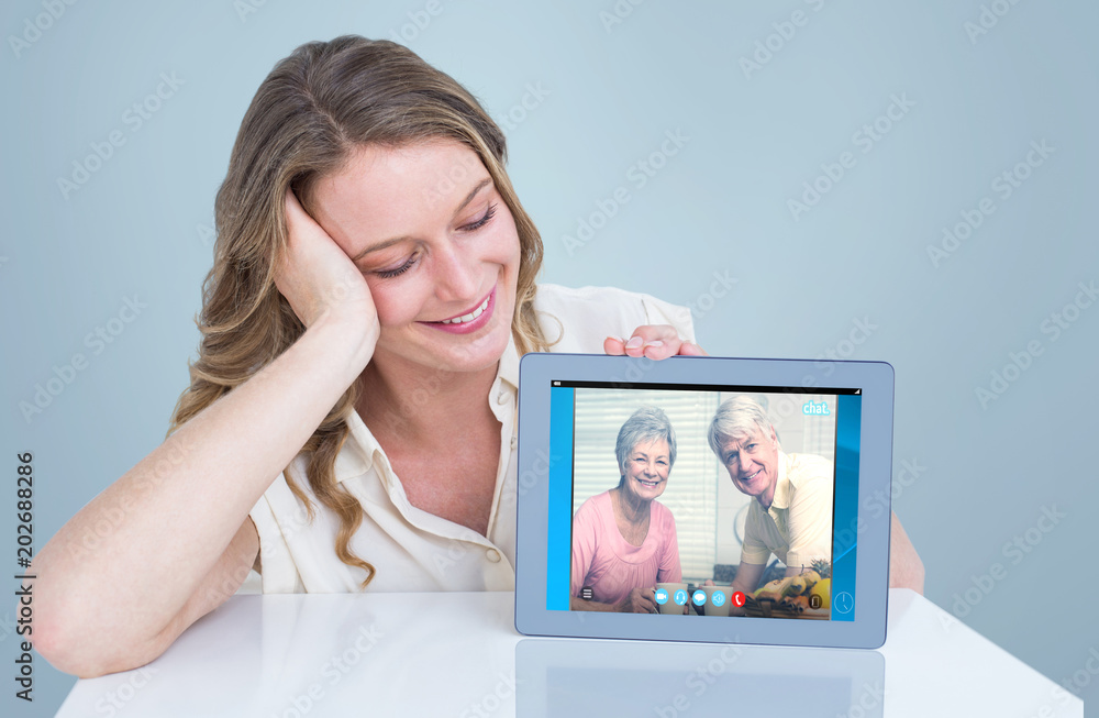 一名女子展示平板电脑对抗使用视频聊天的老年人