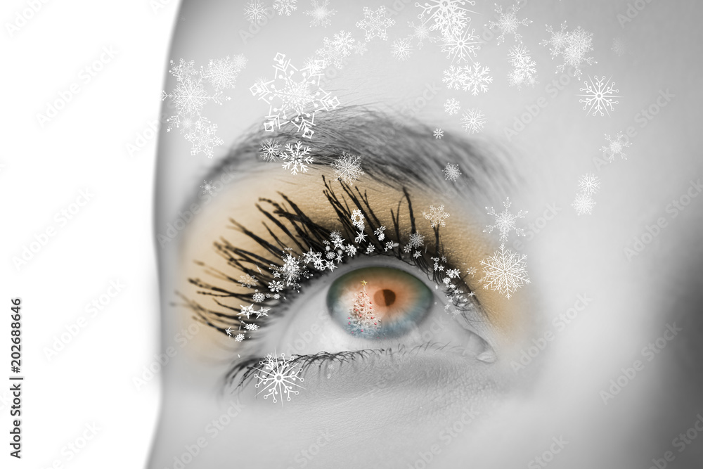 降雪时女性眼睛特写的合成图像