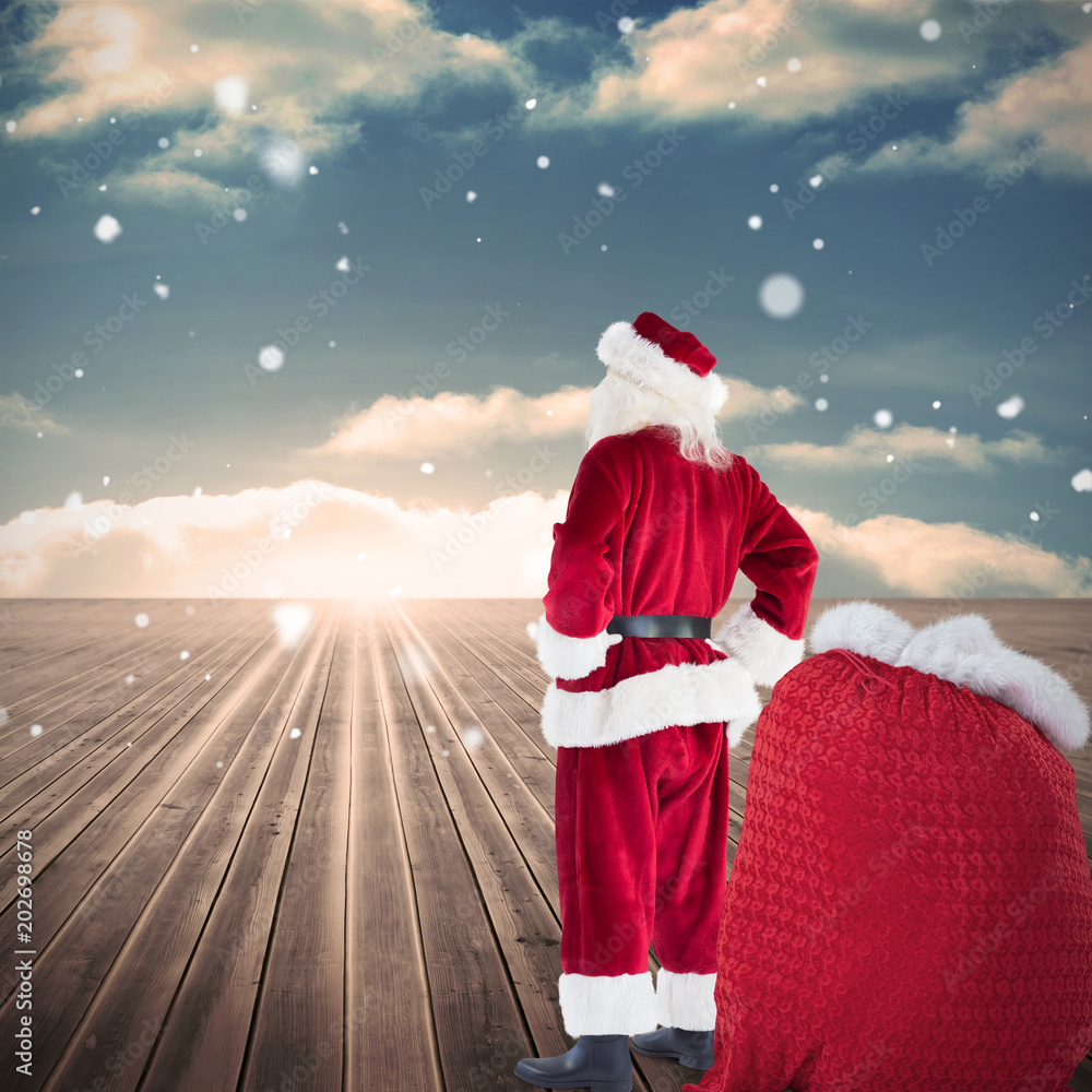 圣诞老人快乐，一袋袋礼物靠在通往蓝天的木板上