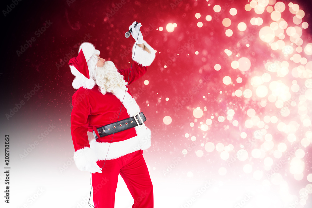 快乐的圣诞老人用麦克风唱歌，灯光设计在红色上闪闪发光