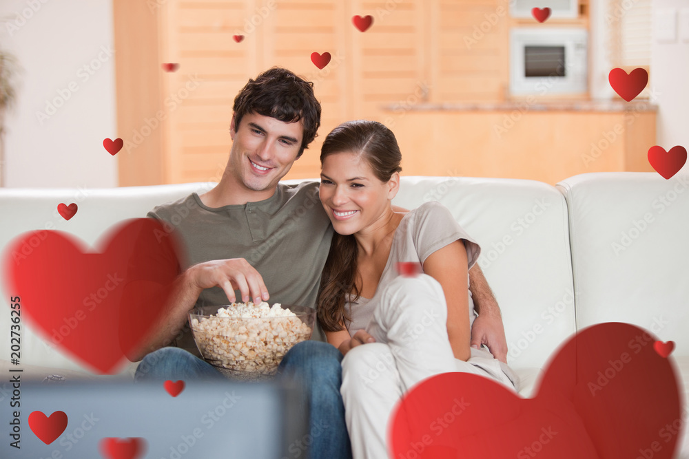 情侣在沙发上吃爆米花，看一部对抗人心的电影