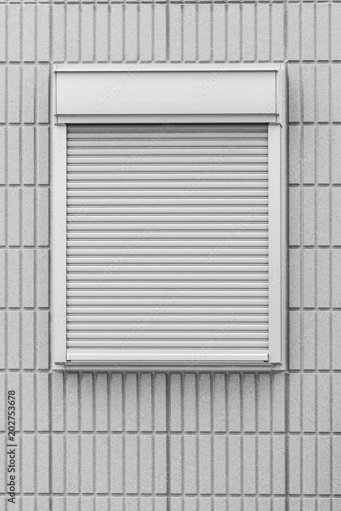 白色金属百叶窗，白色砖墙背景