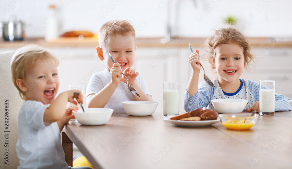 快乐有趣的孩子吃早餐