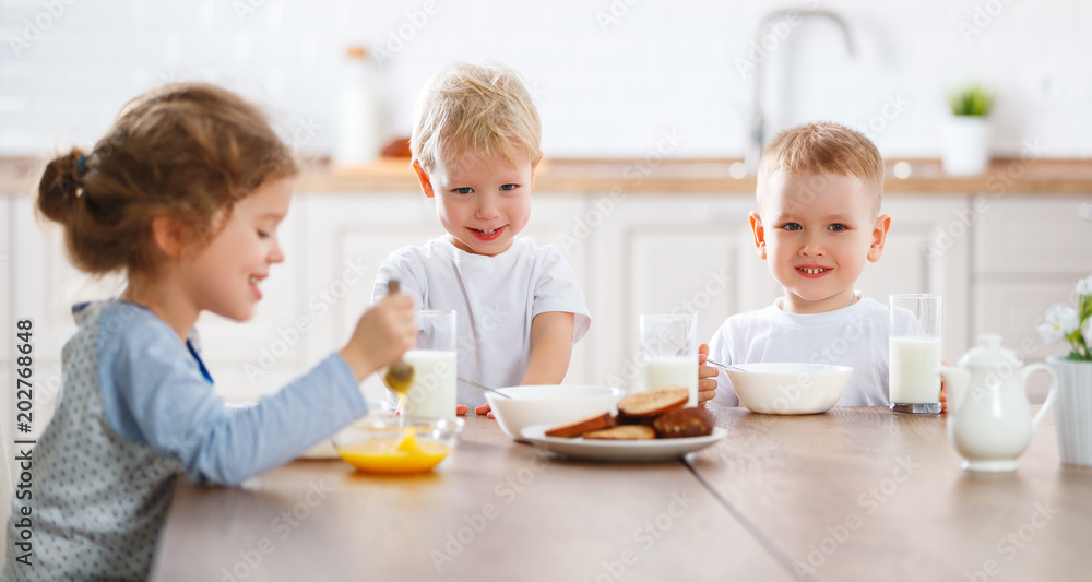 快乐有趣的孩子吃早餐