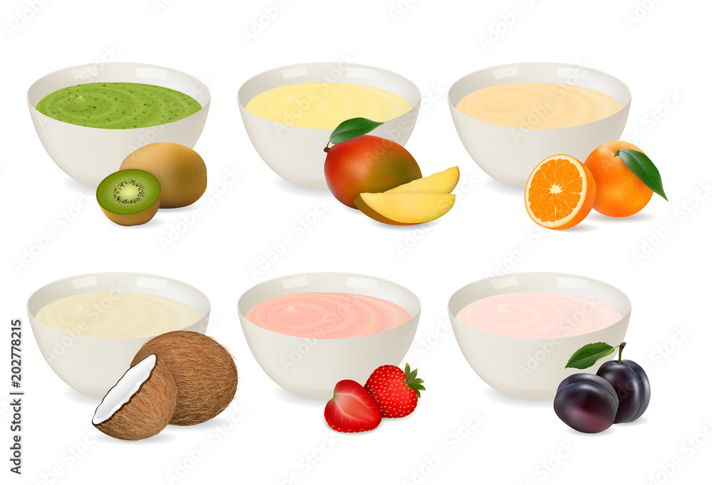 一套装在瓷盘里的酸奶，里面有不同的水果。猕猴桃、芒果、橙子、椰子、草莓。