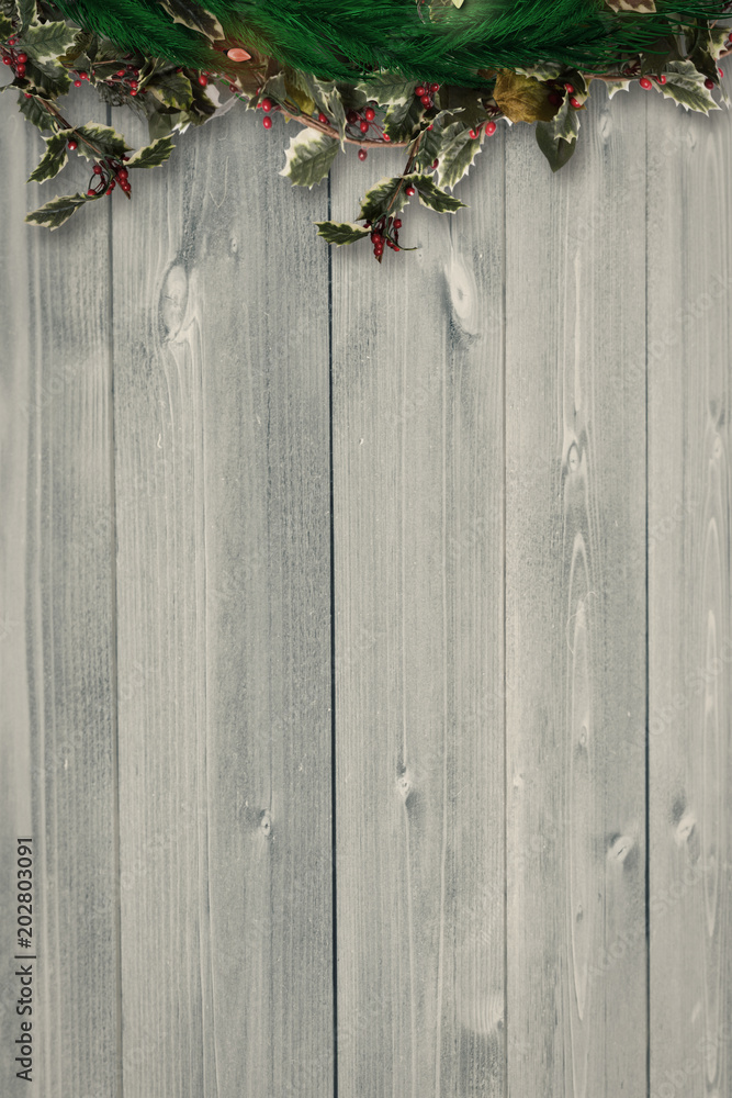 以漂白木板为背景的节日圣诞花环